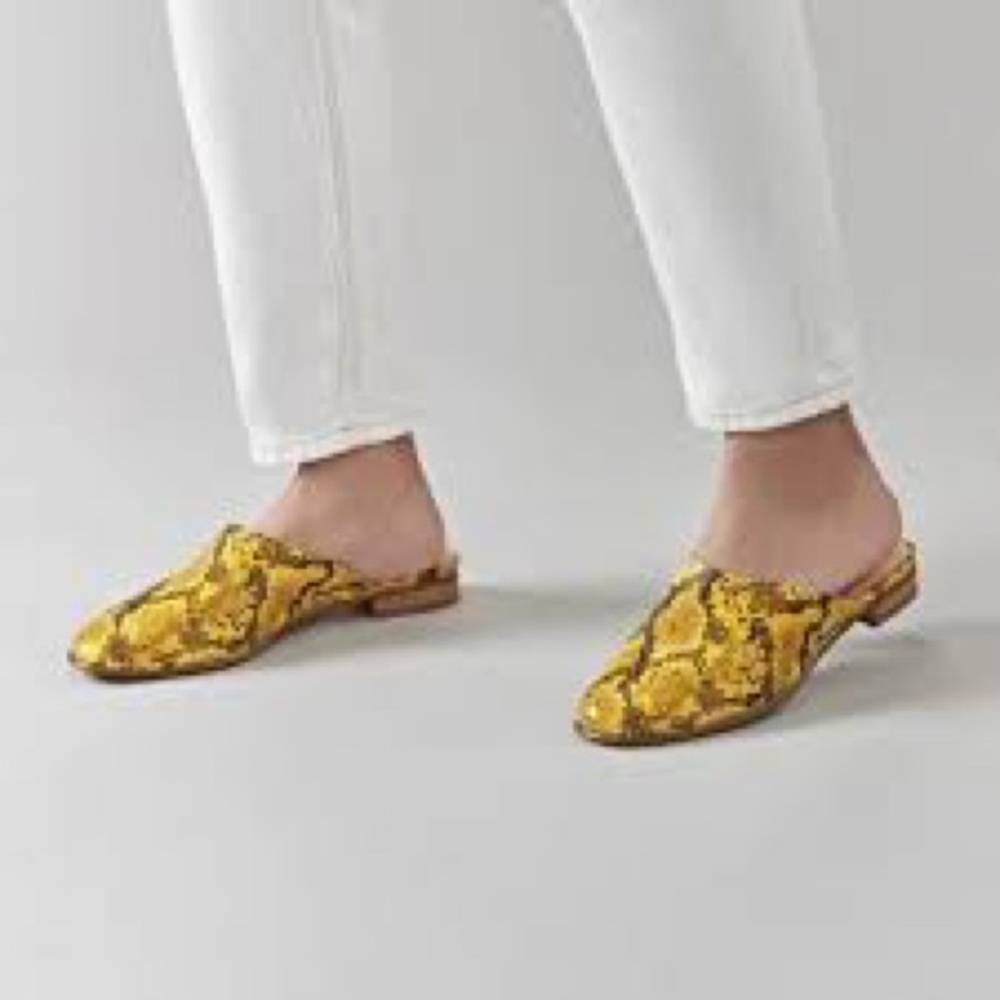 NEW!! Women’s Clarks Pure Blush Yellow Snake Slide Flat Loafer Size 6.5M